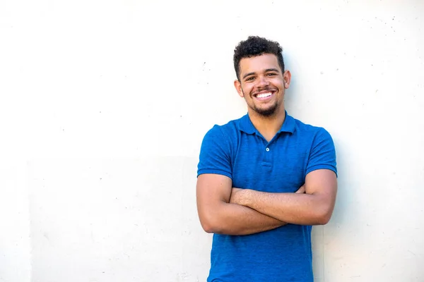 Retrato Belo Jovem Sorrindo Com Braços Cruzados Contra Fundo Branco — Fotografia de Stock