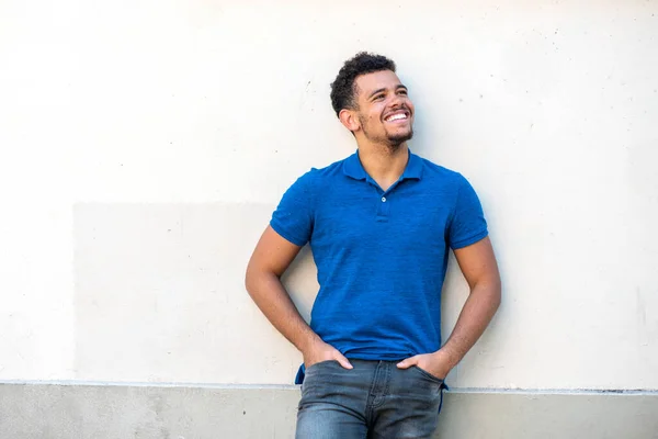 Portrét Usmívajícího Mladého Muže Vousem Opřeným Bílou Stěnu Dívajícího Stranou — Stock fotografie