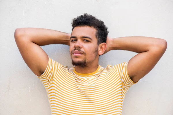 Close Retrato Fresco Jovem Afro Americano Homem Olhando Com Mãos — Fotografia de Stock