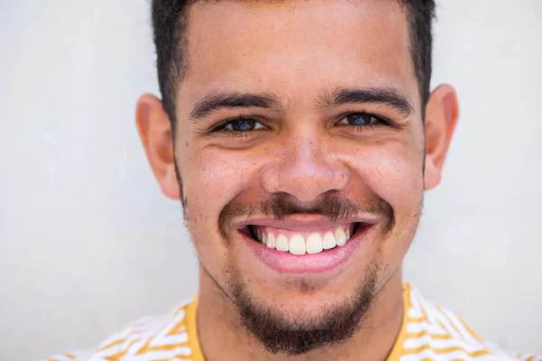 Tutup Potret Pemuda Tersenyum Ras Campuran Pria Dengan Jenggot — Stok Foto