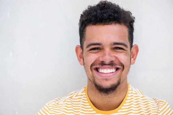 Primer Plano Retrato Feliz Joven Mestizo Hombre Con Barba Sobre — Foto de Stock