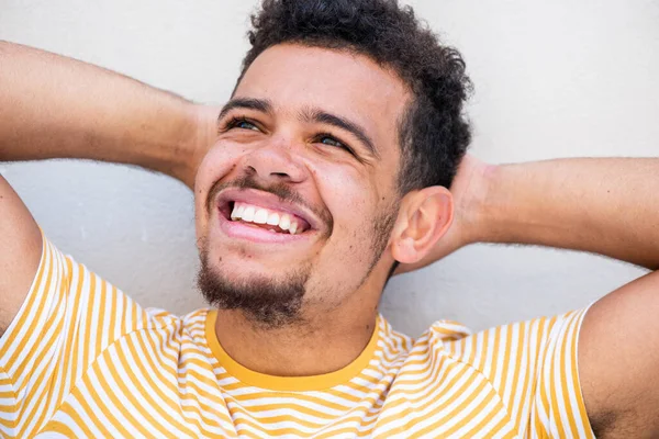 Primer Plano Retrato Feliz Joven Mestizo Con Las Manos Detrás — Foto de Stock