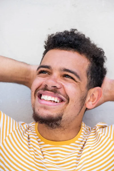 Primer Plano Retrato Sonriente Joven Mestizo Con Las Manos Detrás —  Fotos de Stock