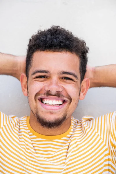 Close Retrato Sorrir Jovem Mestiço Homem Com Mãos Atrás Cabeça — Fotografia de Stock