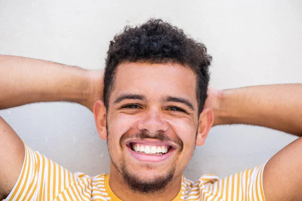 Tutup Potret Depan Pemuda Tersenyum Ras Campuran Pria Dengan Tangan — Stok Foto