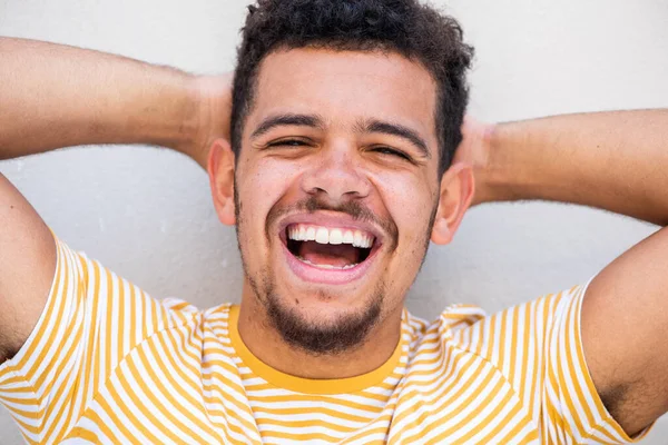 Närbild Framsidan Porträtt Skrattande Ung Blandras Man Med Händerna Bakom — Stockfoto