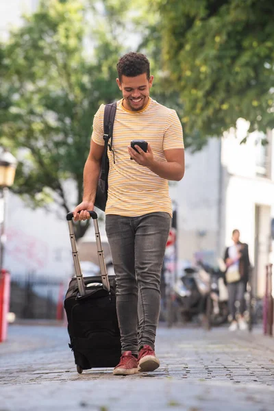 Портрет Счастливого Молодого Человека Путешествующего Мобильным Телефоном Чемоданом Улице — стоковое фото