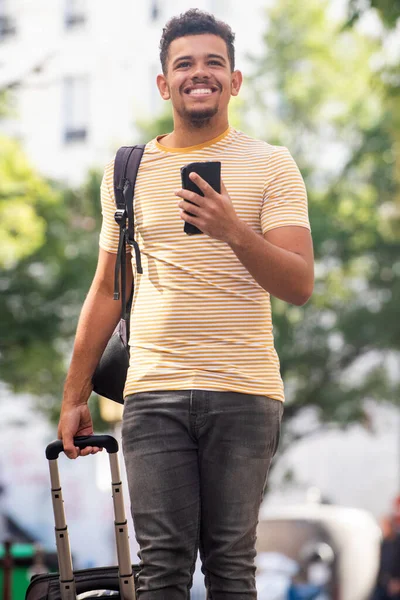 Портрет Счастливого Молодого Человека Мобильным Телефоном Чемоданом Улице — стоковое фото