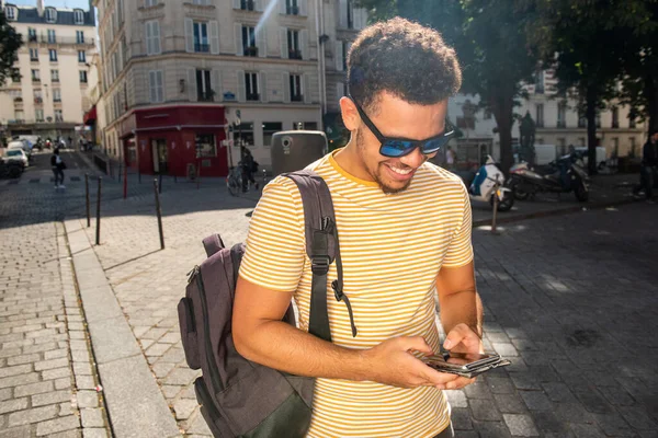 Ritratto Giovane Afroamericano Sorridente Con Borsa Che Guarda Telefono Città — Foto Stock