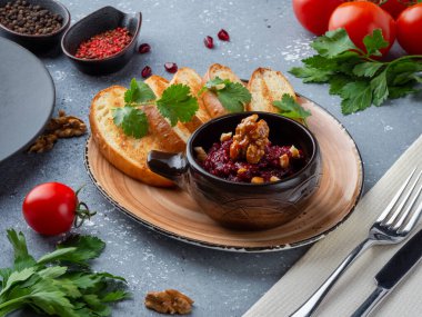 Fındıklı pancar kreması, bitki ve tost.