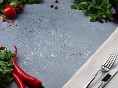 Çatal ve bıçaklı bir tabak için boş bir masa.