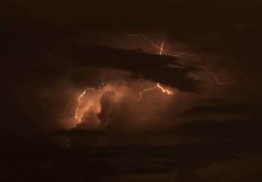 Fırtınalı bir gecede yıldırım