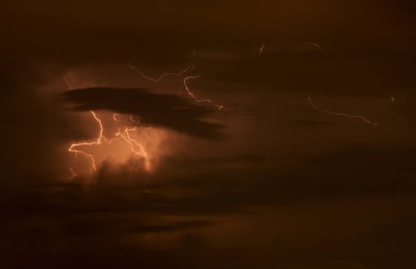 Fırtınalı bir gecede yıldırım