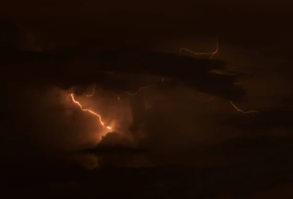 闪电在一个暴风雨的夜晚 — 图库照片