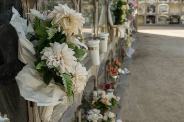 Bir buket çiçek mezarlığa detay