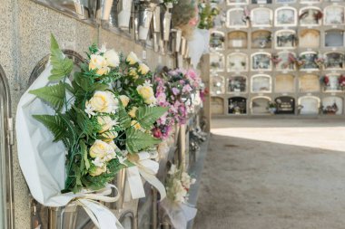 Bir buket çiçek mezarlığa detay