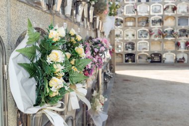 Bir buket çiçek mezarlığa detay