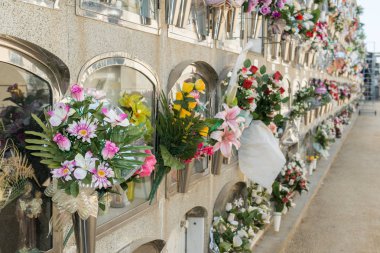 Bir buket çiçek mezarlığa detay