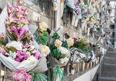 Bir buket çiçek mezarlığa detay