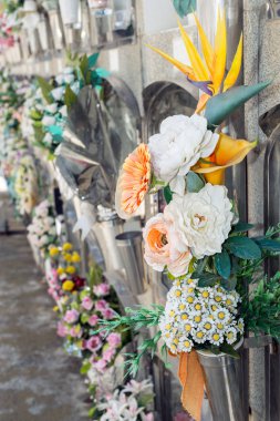 Bir buket çiçek mezarlığa detay