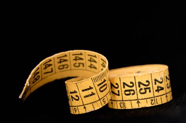 Ayrıntılı bir terzi tarafından kullanılan bant