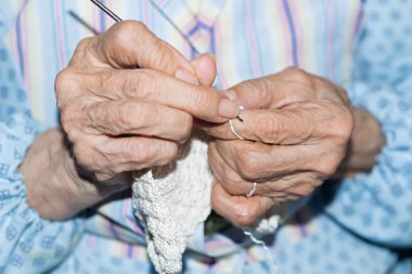 Yaşlı bir kadının ellerinin ayrıntıları.