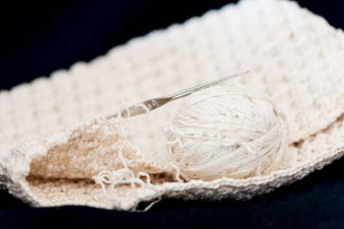 Tığ işi - iplik veya dize ile çalışmak için teknik dokuma