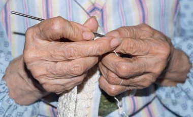 Örme kazak yapan büyük biri