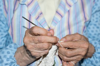 Yaşlı bir kadının ellerinin ayrıntıları.
