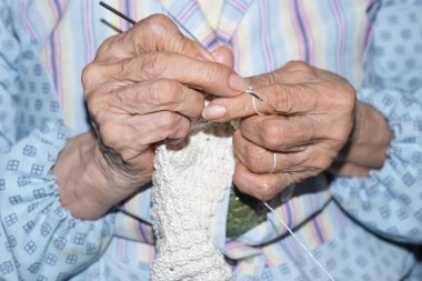 Örme kazak yapan büyük biri