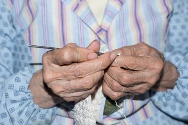 Örme kazak yapan büyük biri