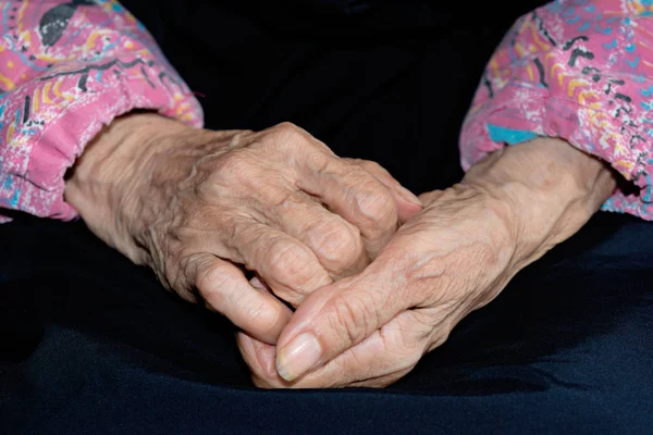 Detalhe Das Mãos Uma Mulher Idosa — Fotografia de Stock