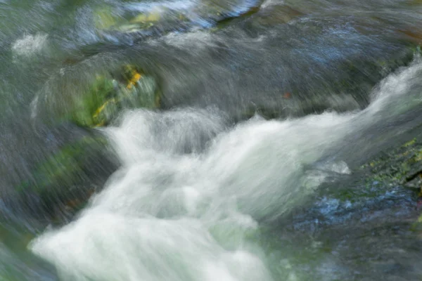 Eau Déplaçant Dans Une Rivière Automne — Photo