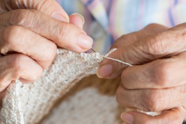 Yaşlı bir kadının ellerinin ayrıntıları.