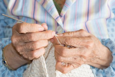 Yaşlı bir kadının ellerinin ayrıntıları.