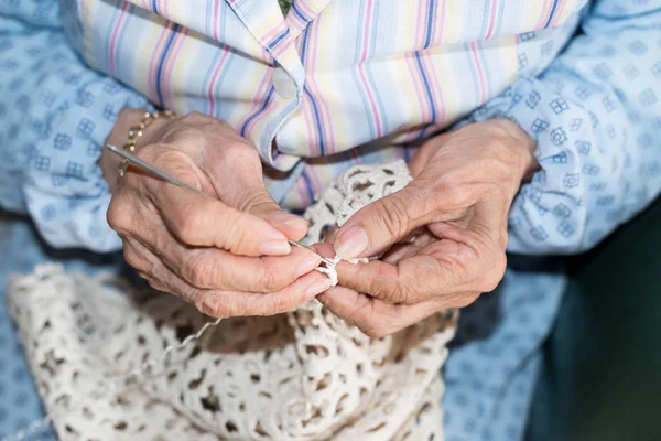 Detalj Händerna Äldre Kvinna — Stockfoto
