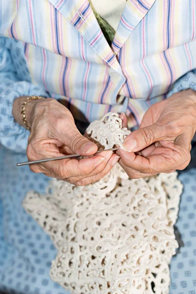 Detalhe Das Mãos Uma Mulher Idosa — Fotografia de Stock