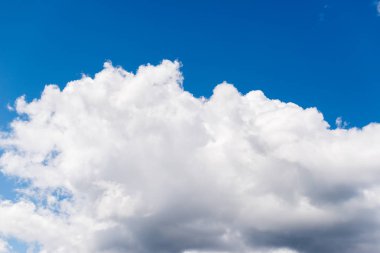 Beyaz bulutlu gökyüzü