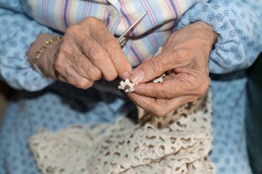 yaşlı kişinin elleri