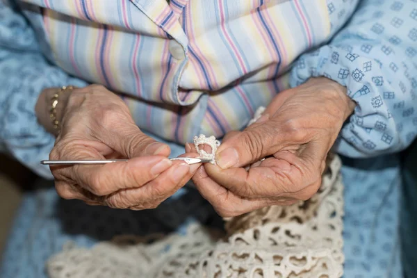 Händerna på äldre person — Stockfoto