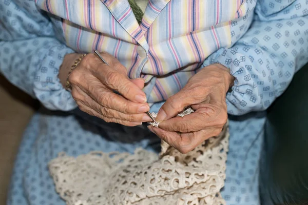 Händerna på äldre person — Stockfoto