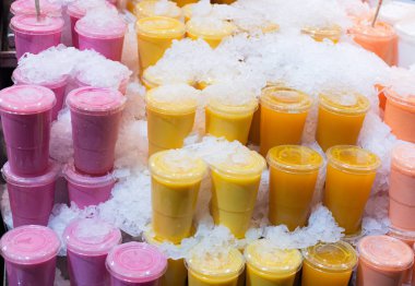 Meyve smoothies satmaya hazır