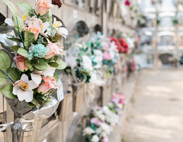 Detalles de tumbas y nichos funerarios en formación — Foto de Stock