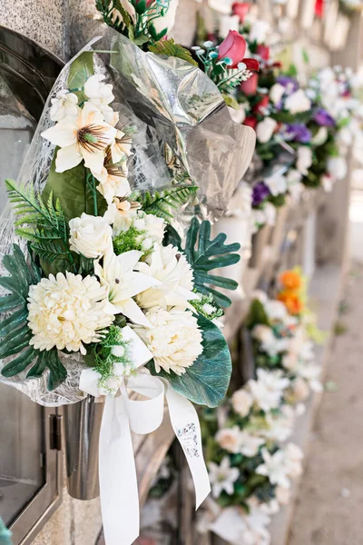 Oluşumdaki mezarların ve mezar nişlerinin ayrıntıları 