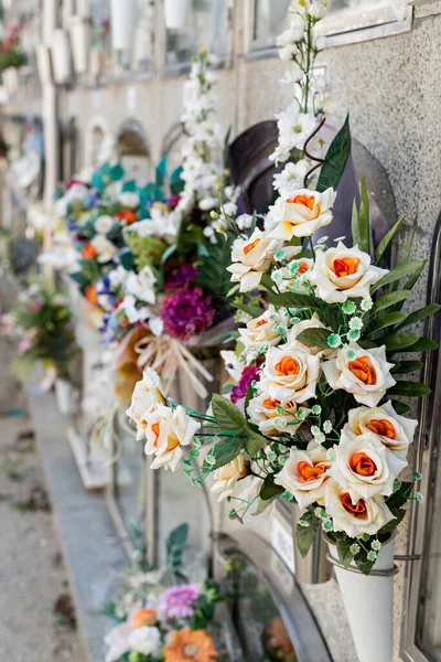 Detalles de tumbas y nichos funerarios en formación —  Fotos de Stock