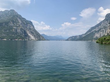 Dağlar ile çevrili yaz Gölü