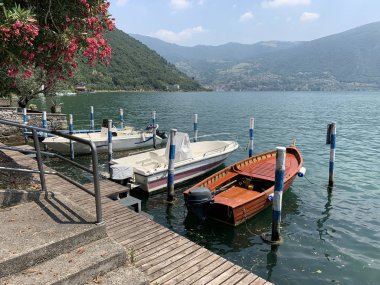 boş bir iskelede tekneler