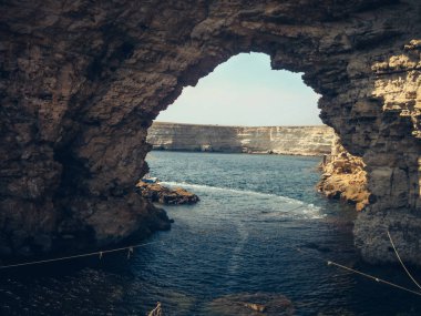 suda taş bir tünel 