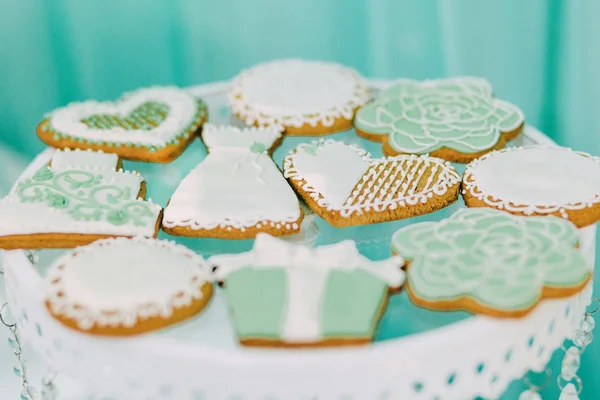 Düğün masa üzerinde bir tepsi üzerinde düğün çerezler yalan