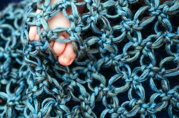  Yeni doğmuş bir örme şal içinde bacak